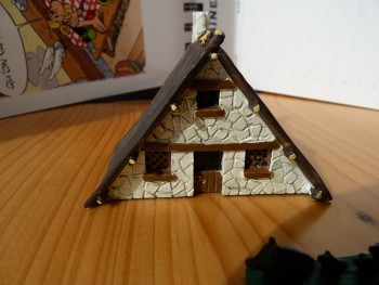 Village Astérix miniature 237 Envoi 38 la maison de Panoramix.jpg