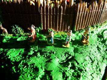 Village Astérix miniature 436 La patrouille romaine derrière les palissades.jpg