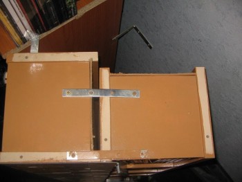 vu d'en haut tu as 2 colonnes 1 qui fait face à la chambre (à gauche) et 1 qui fait face au salon (à droite) elle sont fixé par 2 pattes et une sur le coté pour conservé l'angle.