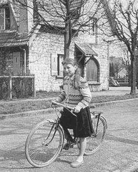 1958 03 Nadine vélo.jpg